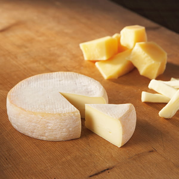 在庫調整35%OFF 無くなり次第終了！ 送料無料・大容量パルミジャーノ風 トリュフチーズ 約1kgFattorie Fiandino社製イタリア産 ハードチーズベジタリアン対応 植物性レンネット KINARA AUX TRUFFES カーチョディキナラ Cacio di Kinaraパリ直送チーズ