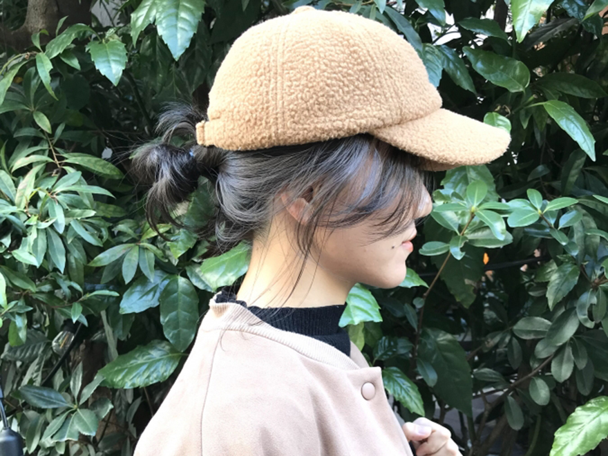 猛暑対策のヘアアレンジ「キャスケットに抜群に合う、大人可愛いおだんごヘア」CLASSY. クラッシィ