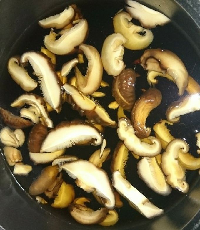 椎茸とにんにくのめんつゆ炒め