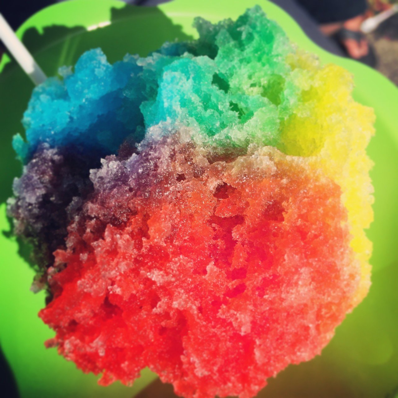 町内会の祭 物心ついてから町内会の祭は初体験。 かき氷で舌の色が変わるあるあるで楽しそうな顔を見れて良かった。 それにしても何回舌を見せられたろうwwwヨーヨー釣りは未就学児にサービスがすごい。 なぜ3回も取らせてくれるんだろう。ヨーヨー釣り甚平祭