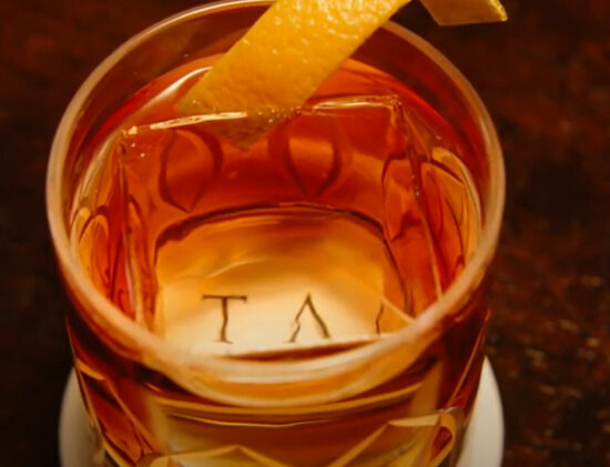 アイスブレーカー砕氷船 の名のついたカクテルです 氷を砕く事から「打ち解ける」という意味がありますテキーラの風味にグレープフルーツの酸味、オレンジリキュールの甘みが加わり、夏向きのさっぱりしたカクテルです御殿場バーカクテル