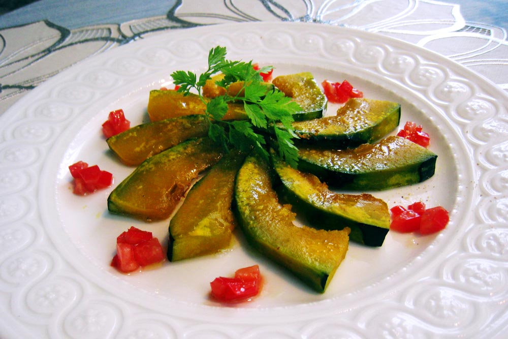 ビオラと金魚草と野菜のエディブルフラワーのサラダ、食用花のサラダの写真素材18216823- PIXTA