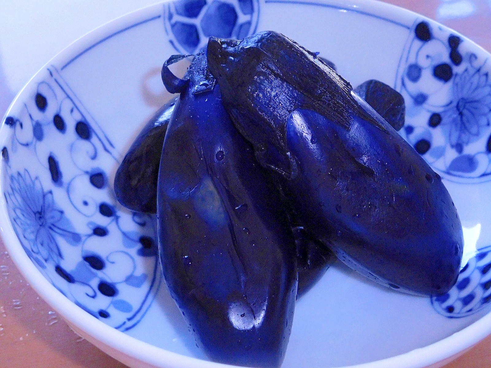 なすの浅漬け作り方 砂糖なし・ミョウバンなし材料２つで超簡単裂いて塩水に漬けるだけ - YouTube