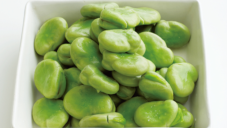 覚えておきたい！そら豆の茹で方🫛ホクホク食感で大きな粒が特徴の食材「そら豆」。 今回は、そら豆の下ごしらえ方法と茹で方をご紹介します📝 旬の そら豆をおいしく味わってみてください！ そら豆の茹で方はこちら💁‍♀️ ①さやから取り出す 頭を上にし、さやの