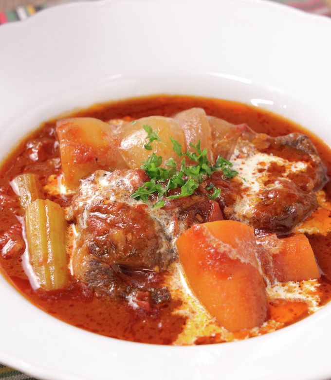 圧力鍋不要♪煮るだけ簡単牛すね肉のビーフシチュ