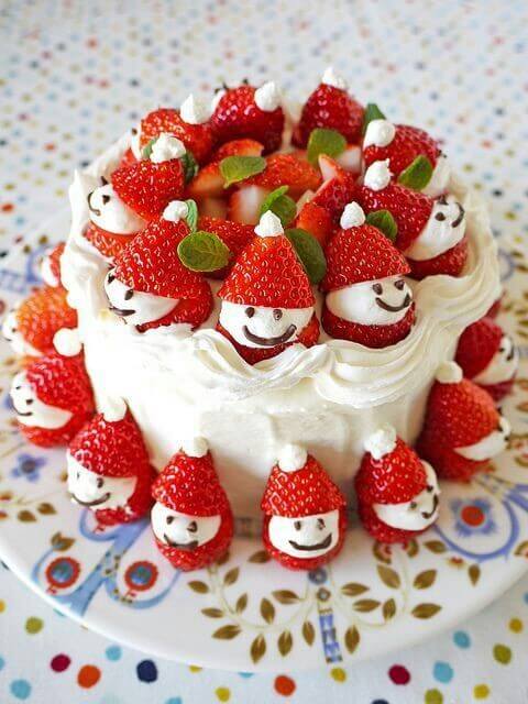 いちごサンタの作り方🎅, ＊, お顔はシュークリーム、体と帽子はいちご🍓, ＊, 溶かしたチョコレートでお顔を描き、,お耳はシュークリームをカットしてつけています。, ＊, そのまま食べても、, ケーキやスイーツに飾っても可愛いですよね💕, ＊,市販のシュークリームで簡単に作れるので、, みなさん良かったらぜひ✨, ＊, ＊ ,いちごサンタ キャラフード ポムポムプリン