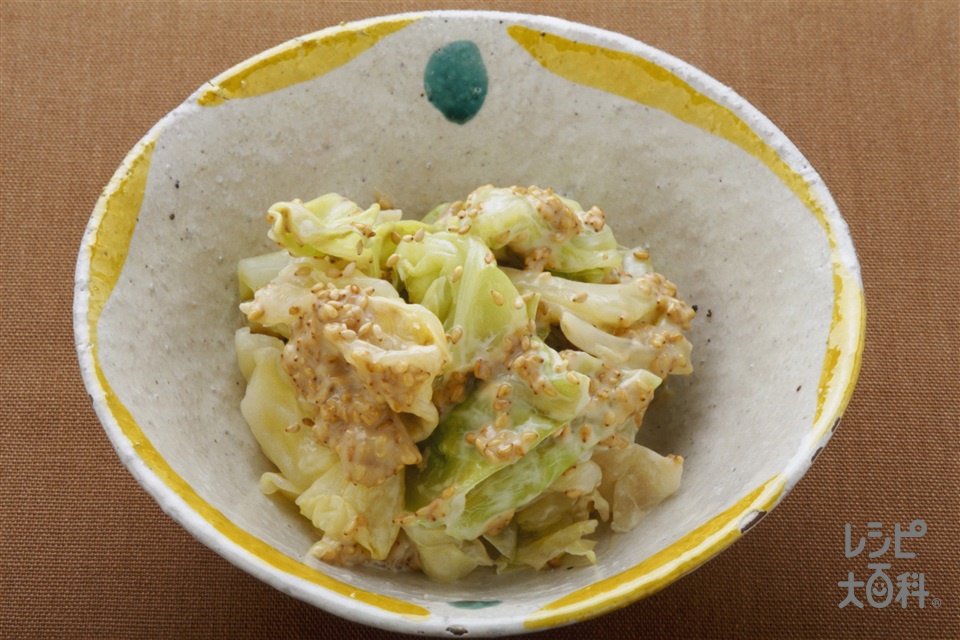 ♤ 今日は、お刺身定食🥢 刺身盛り合わせ 大根の煮物 白菜のにんにく胡麻和え 朝から寒くて、二度寝した〜〜🦥 ・ ・ ・晩ご飯刺身刺身定食魚大根おうちごはん食卓献立和食和食器自炊おかずあて