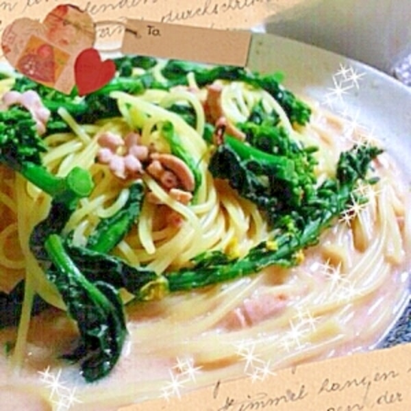 いかちゃんの『塩辛とたらこのクリームうどん』 ①冷凍うどん1玉をレンチンし解凍する ②市販のたらこパスタソース1袋を和える③熱いうちにコーヒーフレッシュ2個分を混ぜ合わせる ④イカの塩辛40gを入れよく混ぜる ⑤器に盛り付け、刻んだ大葉、刻み海苔をふりかけ完成