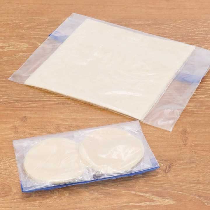 冷凍する注意点は👇🏻 解凍せずに揚げると、生春巻きの皮がカチカチに🥺 噛みきれないような食感で あまりおすすめできません解凍してあげたら美味しかった😋 蟹のむき身が激安で手に入ったので 贅沢なカニクリームコロッケにしましたが カニカマやとうもろこしでも