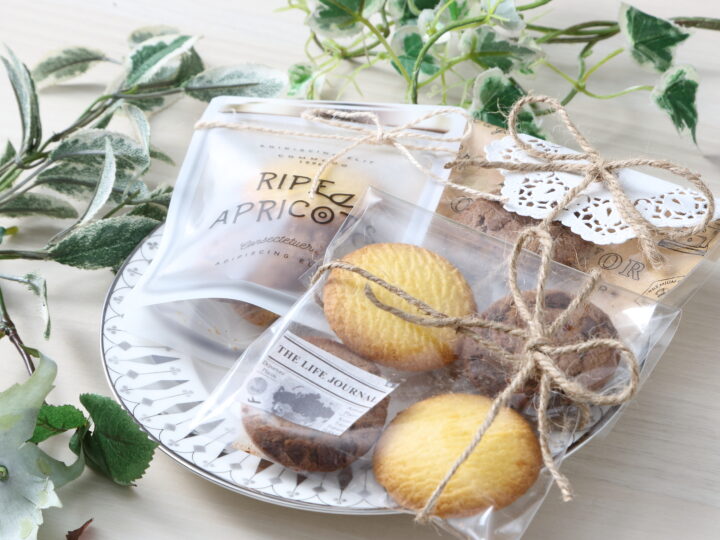 お菓子ボックス ◞⋆**✚⃞ྉ バレンタインの時のお菓子たちです。 大きめの箱にも詰めてみました。 詰め方難しいっ🗯お菓子ボックスバレンタインバレンタインお菓子手作りお菓子お菓子作り手作りバレンタインお菓子詰め合わせお菓子boxホワイトデー