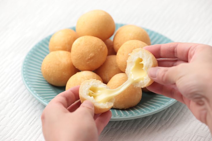 白玉粉+ホットケーキミックス で簡単!!サクッ♪もちっ♪とろ〜り♪ チーズボール- YouTube