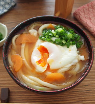 トッピングと味付けを楽しむ！釜玉うどんのアレンジレシピ5選クラシル