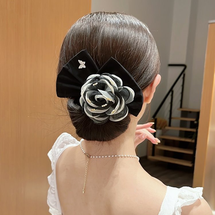 お団子ヘアシュシュアレンジのテクニック