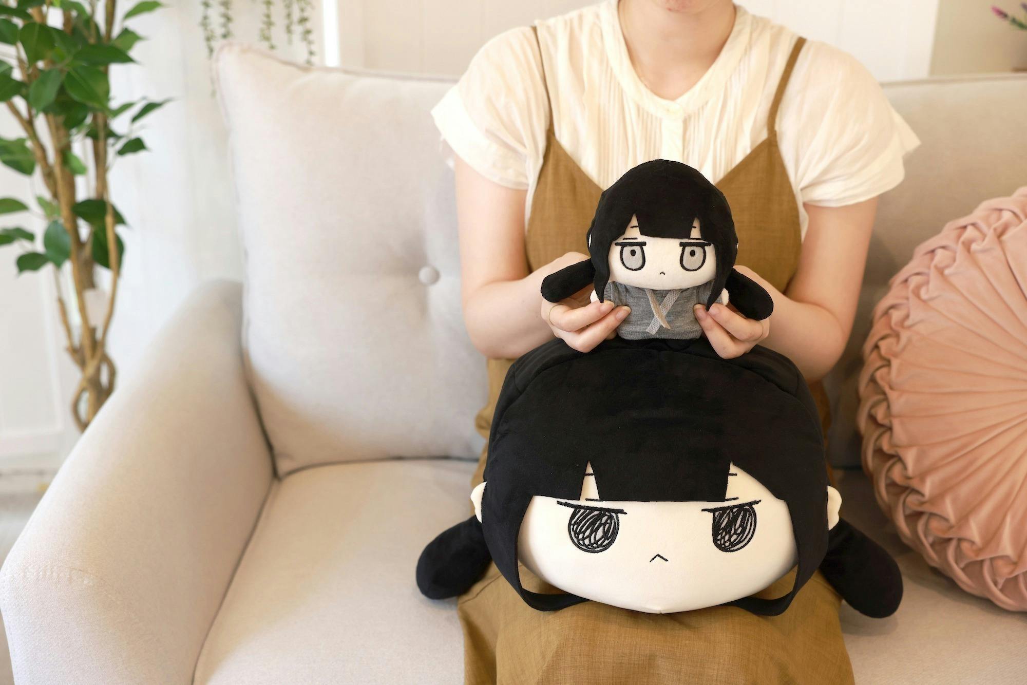 SNSで話題 ぬくぬくにぎりめしさんの人気キャラクター「おさげちゃん」が手のりおさげちゃん&モチモチクッションになって登場！株式会社ヴィレッジヴァンガードコーポレーションのプレスリリース