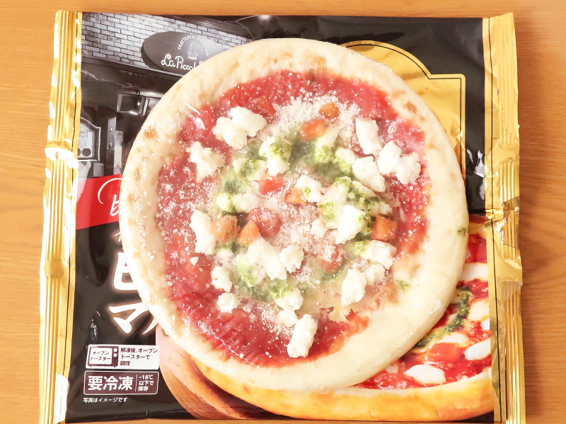 LAWSONで買った冷凍ピザを食す。 オーブントースターに入らないのでオーブンで焼いたけど旨いね🍕 流石に冷凍なんで生地の食感はアレだけど、、このマルゲリータに関しては宅配のよりマルゲリータっぽい。 家で手軽に本格的なピザが食べれるとは、しかも570円で！ 生地の