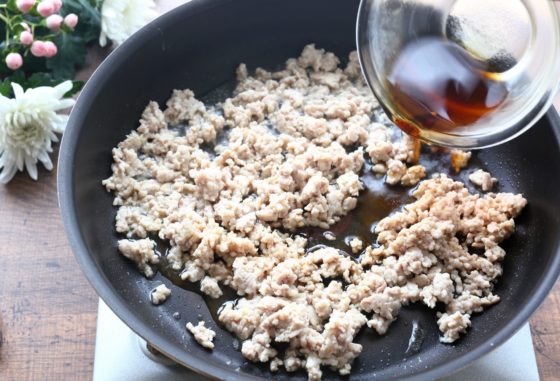 だし屋のめんつゆ そぼろ丼 - ON THE UMAMI