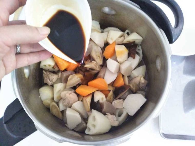 伝統 鱧入ごぼう巻の筑前煮 – カネテツデリカフーズ株式会社コーポレートサイト