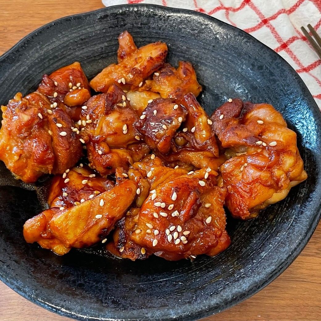 材料〜二人前, ◆キャベツ４００gほど, ◆お餅４個, 鶏もも肉４００g, とろけるチーズたっぷり, ■タレ■, ◎コチュジャン 大さじ２.５, ◎醤油大さじ１.５, ◎みりん大さじ２, ◎砂糖小さじ２, ◆ニンニク２かけ, ——レシピ——, 1. ◆の下処理！,◆キャベツ, 芯を取り除き、外側の葉は洗って水気をしっかり切る。, 一口よりちょっと大きめのサイズでちぎる。,