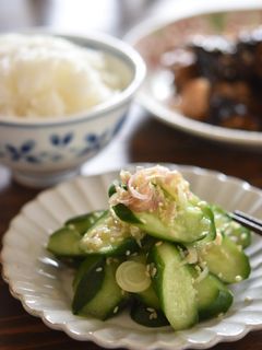 きゅうり、みょうが、シソの塩昆布和え
