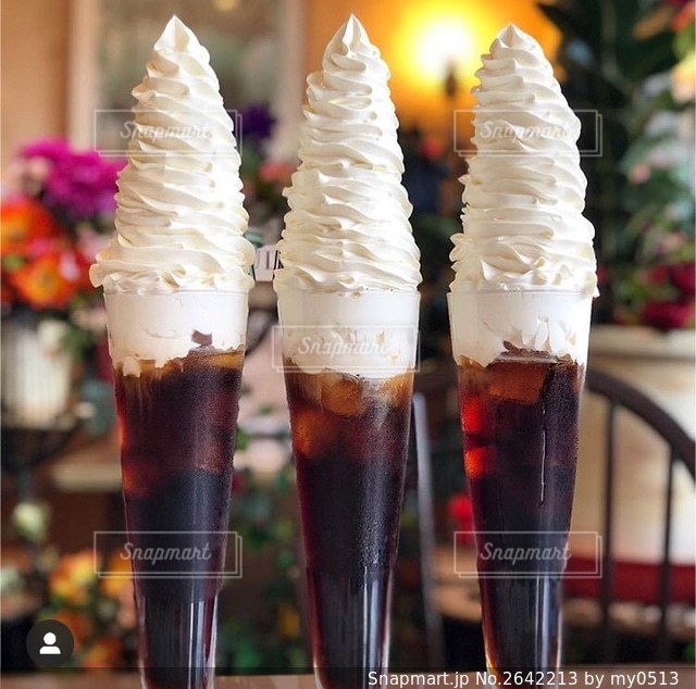 もりねこコーヒーに行ってきた🐈🐈‍⬛ ケーキも、ティラミスコーヒーゼリーパフェ？も、コーヒーシェイクもめっちゃ美味しかったし、店内もおしゃれで、店員さんの接客も素晴らしいし、何より敷地内に住み込んでる地域猫たちが人懐っこくて、愛されてるのがわかる体型と毛