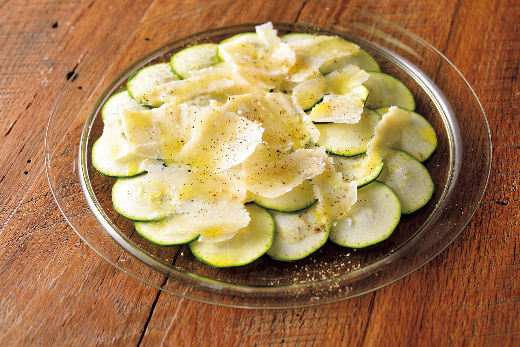 焼きカリフラワーに、生ハムとパルミジャーノ・レッジャーノをまとわせて。 @parmigianoreggiano.jp ←他にもたくさん、パルミジャーノ・ レッジャーノのおいしい食べ方を紹介しています✨ カリフラワーは下茹で不要！クミンやパプリカなどお好みのスパイスとオリーブ