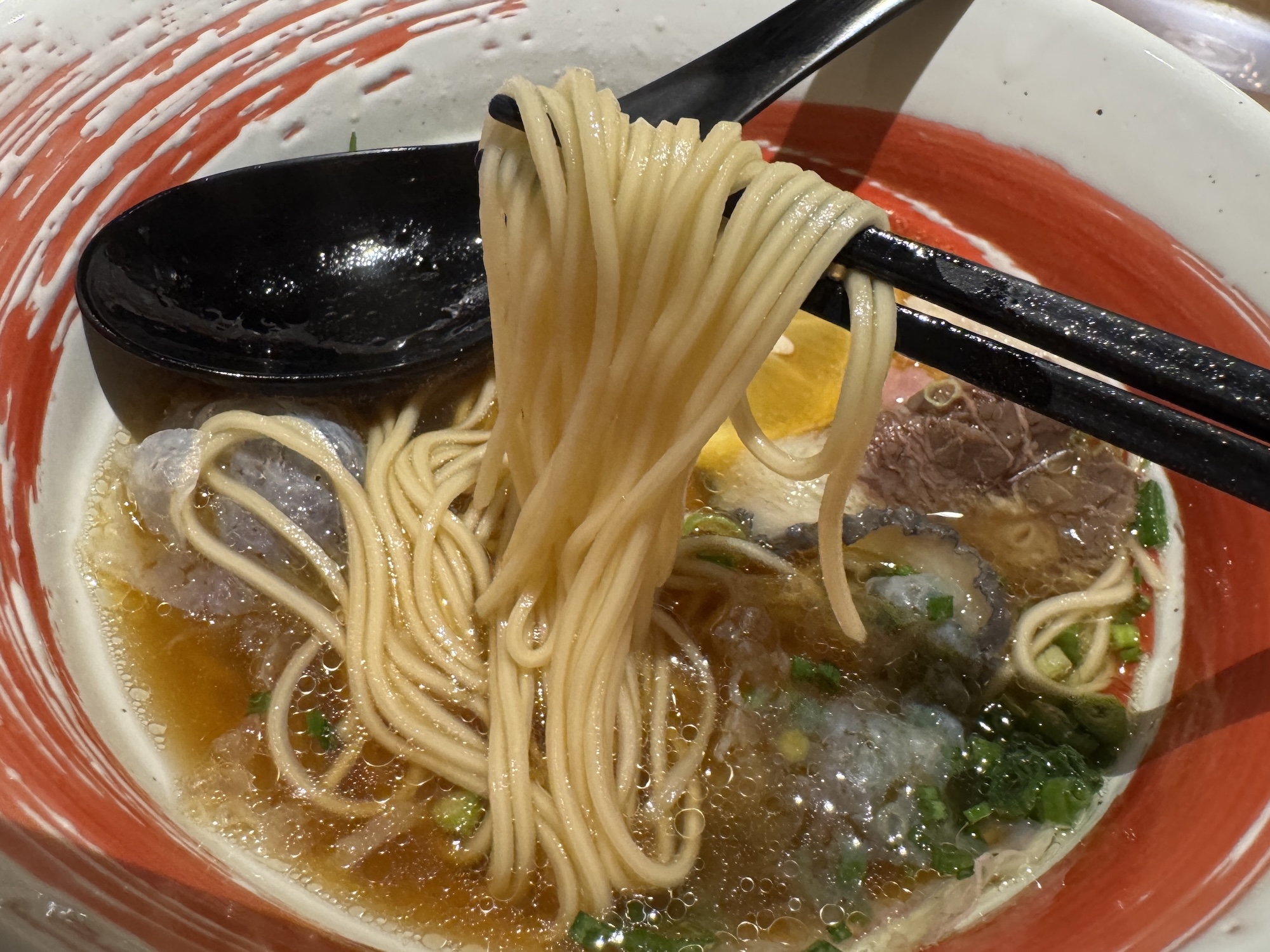 純鯨骨スープのラーメンです‼️ 毎週土曜日11時30分～13時30分OS 普段は21時00分以降、 鯨骨ラーメンのご提供してます☺️👍毎週月曜日は定休日です🙇 宜しくお願い致します🙇鯨骨ラーメンラーメンまだ世にない物を中太平打ち麺たまに所用などで休んでしまい