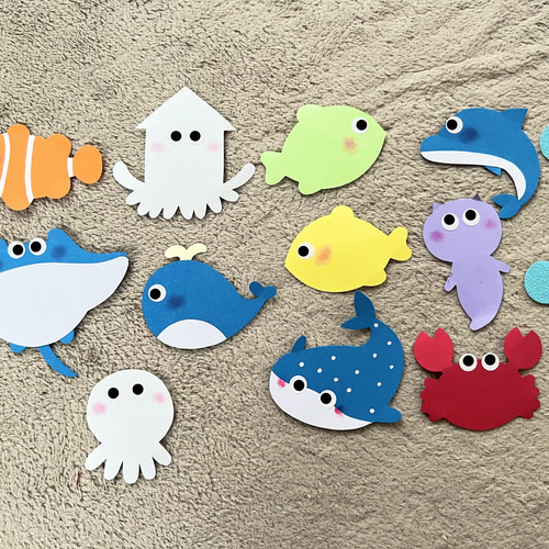 おもしろいデザインの、図案化されたお魚の塗り絵です。太い輪郭線なので切り絵の型紙にもなります。ぬりえラボ