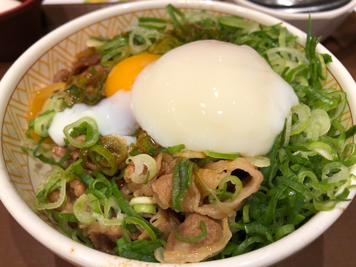 すき家の「ねぎ玉牛丼」は持ち帰りOKでピリ辛◎一番おいしいちょい足しアレンジは？イチオシichioshi