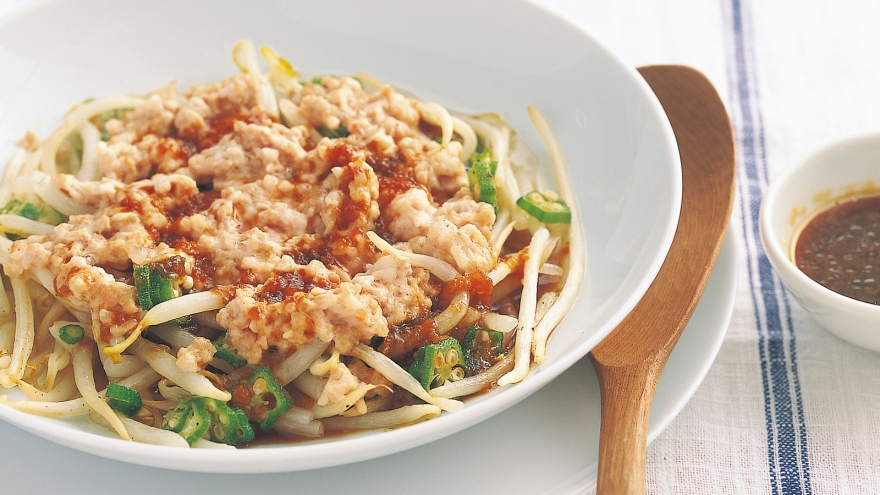 電子レンジで簡単！蒸し鶏ともやしのごま酢タレかけ
