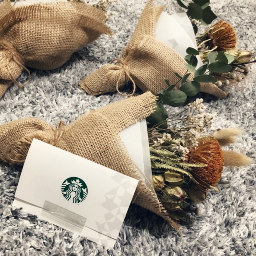 Hanayome Slow life🍀💐ブーケトス💐 ブーケトスは花嫁の醍醐味‼️なんて思ってたけど、、、もーキャッチしてくれる友達が少なすぎて、、、🥹笑 みんなの大トリの私は、ブーケトスの代わりに、スタバ花束☕️💐にしました🥰💐 スタバだけだと寂しいからチョコプラス