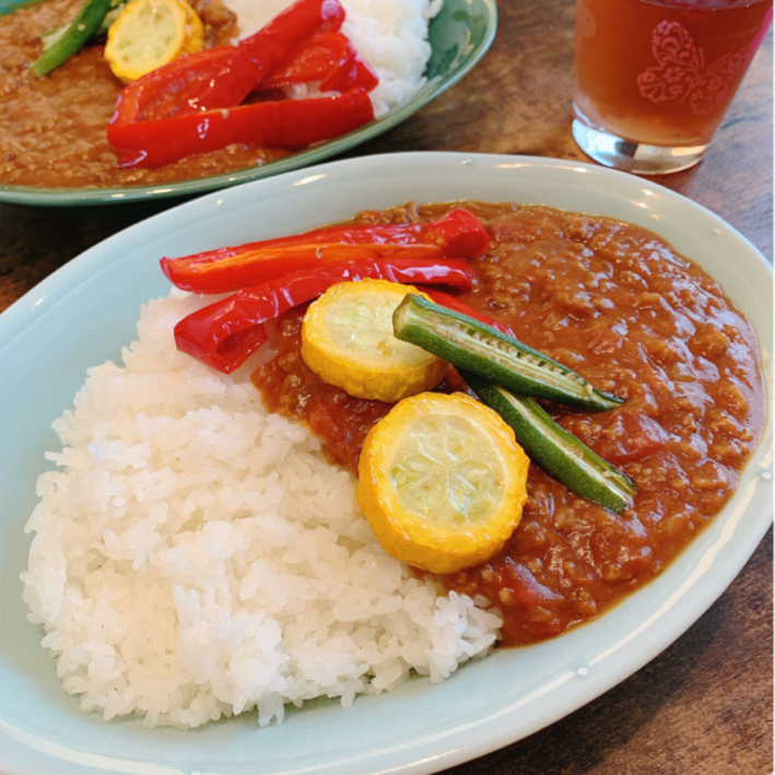キーマカレー 素揚げ夏野菜 ＝「無水キーマカレーカリー家」 - 彦根経済新聞