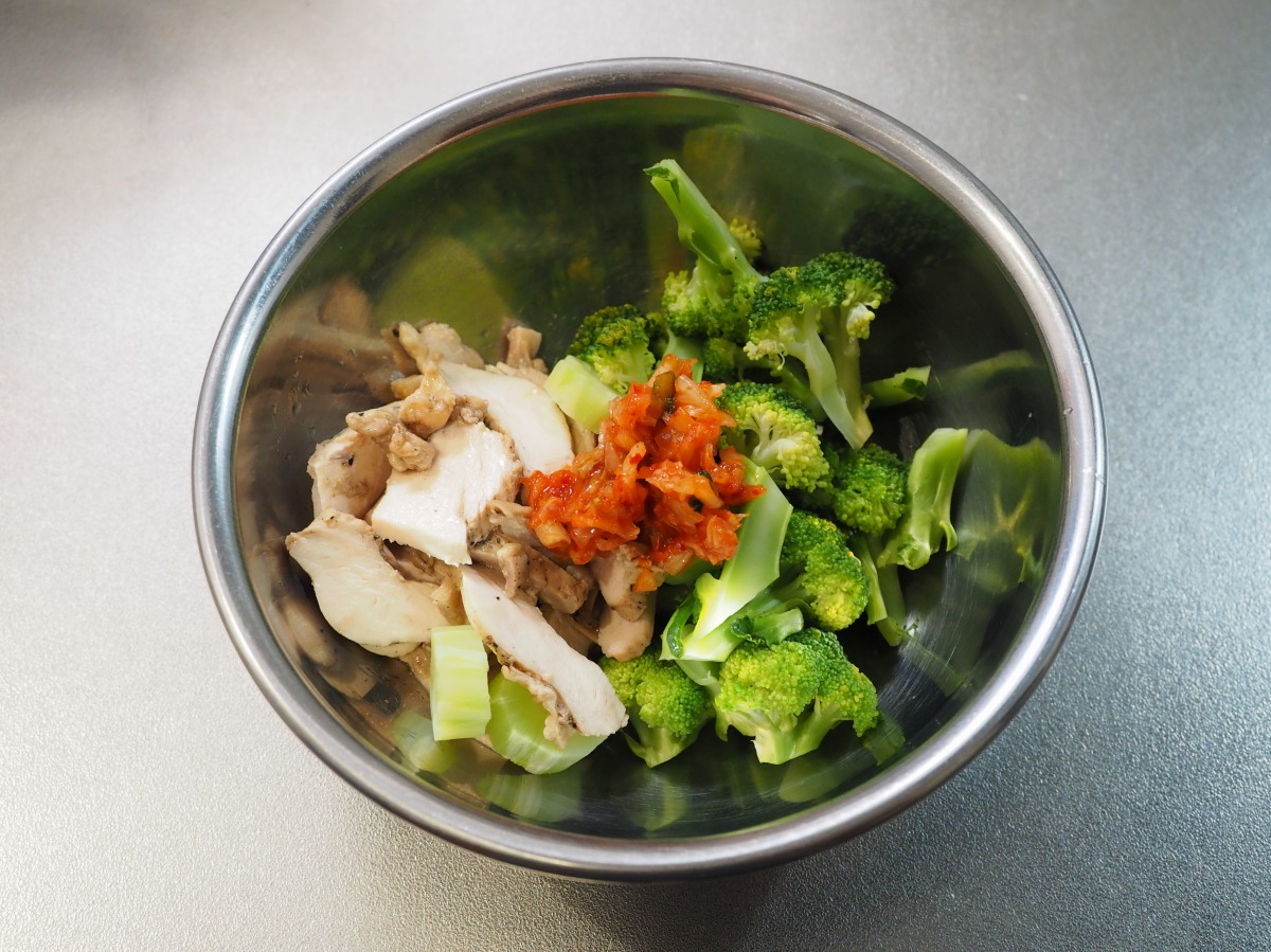 ブロッコリーのサラダ キムチタルタルソースがけ黄さんの手造りキムチ高麗食品