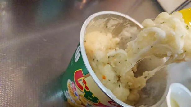 じゃがりこアレンジ🔥名付けて じゃがまる 誕生 🥔, 材料3つで作れて超簡単！ みんな大好き「じゃがりこ」の 新 アレンジレシピ🔥  本物のじゃがいもを使ってる？と錯覚するほどのホクホクおやつに生まれ変わる！ これは無限に食べちゃう美味しさ 次じゃがバター味で作ってみよ 🥺,※じゃがりこの形が残っていると、焼いた際にチーズが飛び出ししやすいため、しっかり潰してください。 ※じゃがりこの容器に