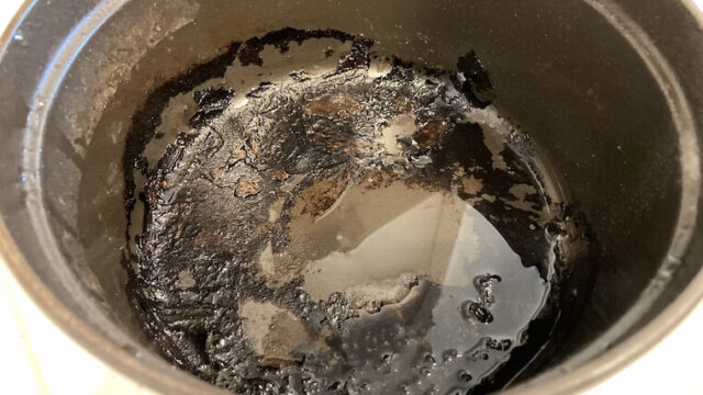 飯盒炊飯の焦げ付きを取る方法！ お湯とお酢を沸騰させて１５分。キレイに焦げが取れる。 - つやまキッズサポート