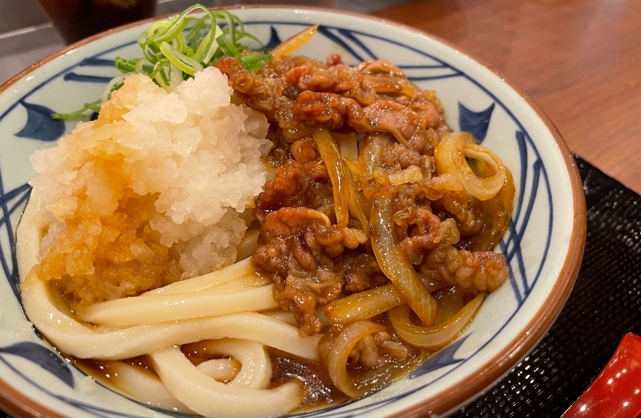 丸亀製麺 “月見メニュー”登場！ 『焼きたて牛すき釜玉うどん』『粗挽き肉チーズ釜玉うどん』が9月3日から開始。どちらを食べるか迷っちゃう！ 画像