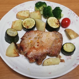 たっぷり玉ねぎポン酢を使ったレシピ、 実質ネギマ にこれをかけただけですが、玉ねぎのシャキシャキ感とポン酢の旨みがマッチしててかけるだけで美味しく頂けました🤔@toksan_official さんありがとうございました！ ーーーーーーーーーー ⚪︎材料 たっぷりたまねぎ