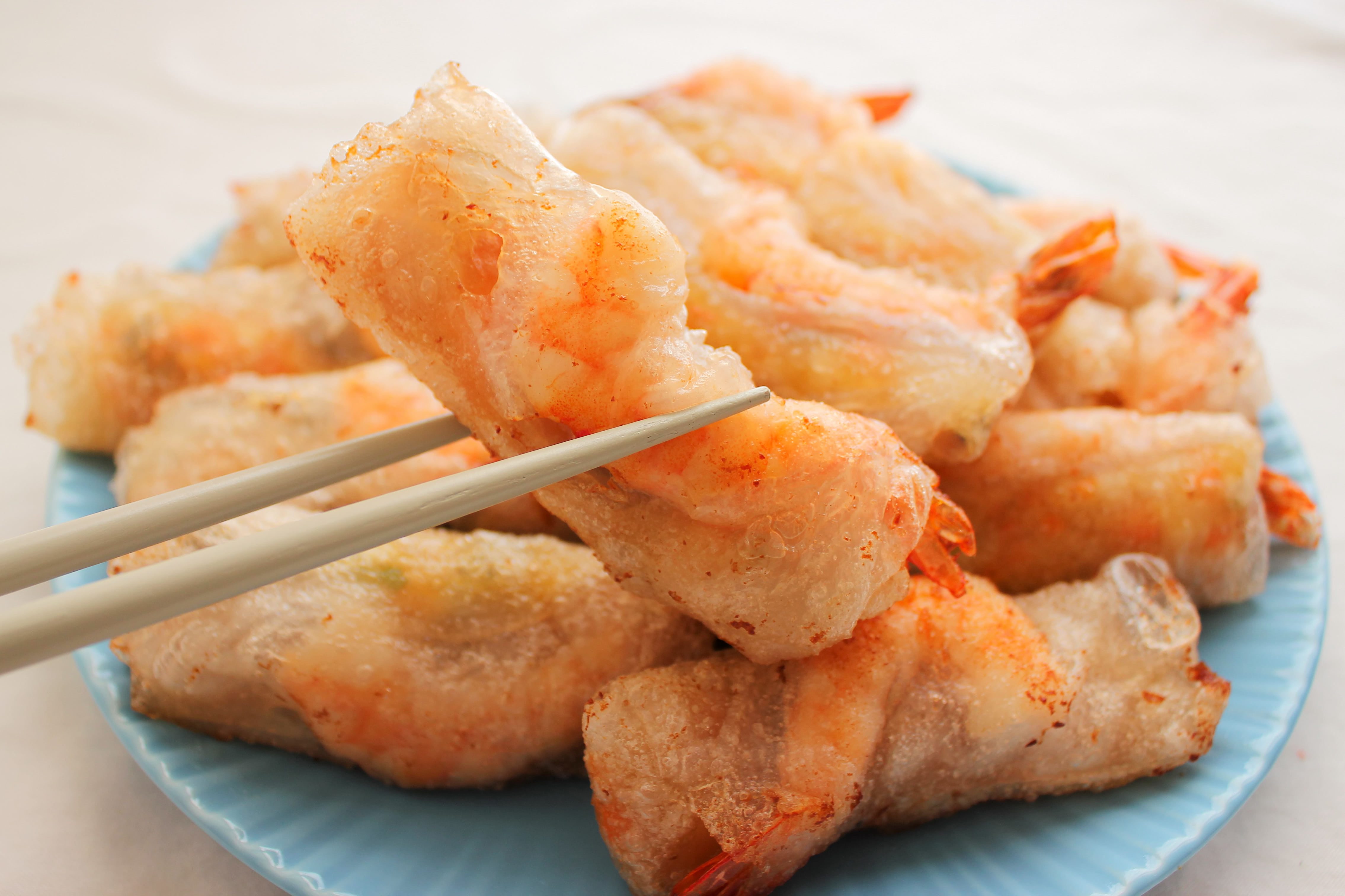 エビ・鶏ミンチとニラ・パクチーのライスペーパー包み焼き