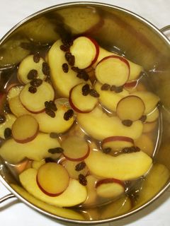 レンジメートキッチン RANGEMATE Kitchen『ふかし芋』 ほっこり甘いふかし芋🍠レンジメートでシンプルに調理し芋の旨みを引き立てます。秋の代表的な味覚のさつまいもを素材の美味しさそのままご堪能下さい！材料2人分 ・ さつまいも 約300g ※大きな