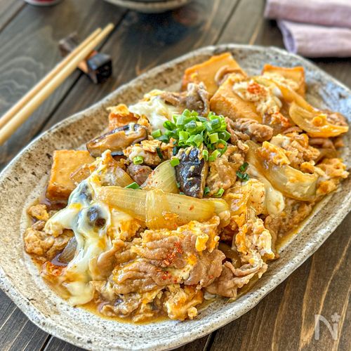 栄養価＆レシピは↓ @hiro_recipe5 フライパンひとつで完成するすき焼き風の卵とじです🍳 牛肉を卵に置き換えることで卵 の栄養もとれるし、なにより卵と相性ばっちり ！ しらたき入りでボリューム感はあるけどカロリー低めなのがうれしいですよね☺️ 卵の焼き加減はお