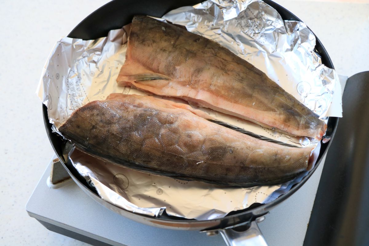 三枚おろし解説つき「生ホッケバター醤油焼き」の作り方