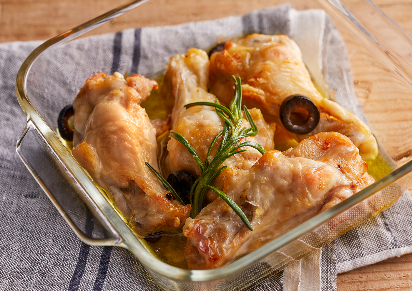 手羽元が食べやすくなる！加熱前のひと手間に「クリスマスに助かる」「地味に大事」 - macaroni