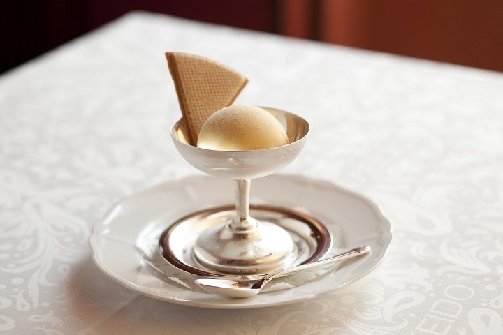 JAPAN - 1902年に資生堂薬局内に開設された、日本で初めての「ソーダファウンテン」が資生堂パーラーのはじまりです。1928年から西洋料理レストランを開業し、西洋料理の草分け的存在として、また銀座のシンボルとして多くの人から親しまれています。Facebook