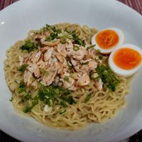 スーパーで買ったざるラーメンとお惣菜をおしゃれな蒸籠盛りに