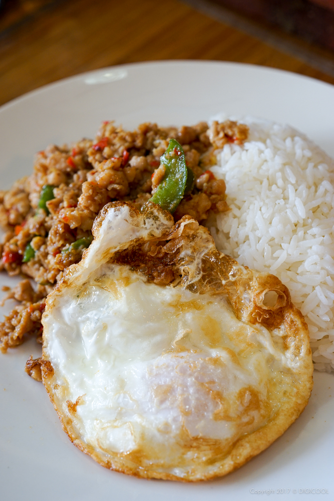 タイ料理の定番🇹🇭⁠ 『豚肉とガパオの 炒めのせご飯』⁠ ⁠ 「ガパオ」って、⁠ どんな意味があるかご存知ですか？👀⁠ ⁠ 実は ⁠日本名で「ホーリーバジル」というハーブの名前なんです！⁠ ⁠ そして「ガパオライス」は ⁠ タイの「パッガパオガイ」という、ホーリーバジルと