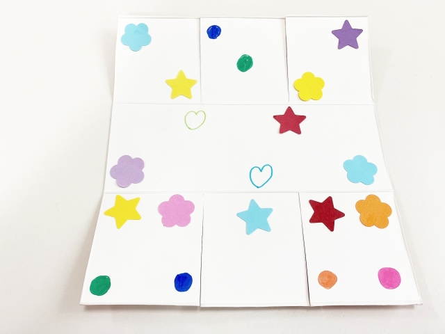 まあみ元保育士の製作アイデア@maami_seisakuidea ⁡ 牛乳パックでつくるお散歩バッグです☀️ ⁡お散歩で見つけたお気に入りのものを、 自分のバッグに入れて持ち帰れます🍂 ⁡ こぼれないので、秋のどんぐり拾いにもぴったり！ ⁡開け閉めがカンタンなので、0〜2歳児