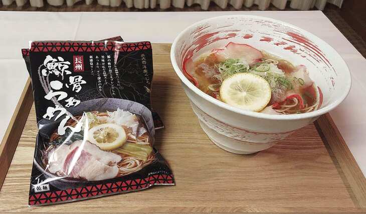 長州 鯨骨ラーメン🍜 1日限定15食 販売中‼️ 税込880円 こだわりは特製スープにひと手間かけて クジラの生姜煮ともやし炒め‼️さらに月見の卵が乗った、和食店ならではのラーメン 是非味わっていただきたいです♪みの幸飲食店ラーメン周南市