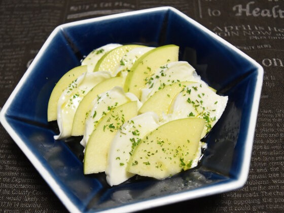 リンゴのカプレーゼ。シンプルでおいしいワインに合うおつまみ。 : SuperSlowIegohan 毎日呑んでもダイエット&ボディメイクおつまみ