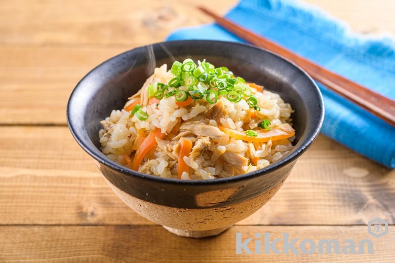 鰹節と鶏肉の炊き込みご飯 ⭐︎食材 白米 :2合 鰹節 :約10g 量はお好みで問題ありません水 :白米2合分 鶏もも肉:200-300g ごま油:約5-7g 少し入れる程度です塩胡椒 :適量 お好みで※椎茸も入れると旨みが増すのでおすすめです✨炊飯器炊飯レシピ