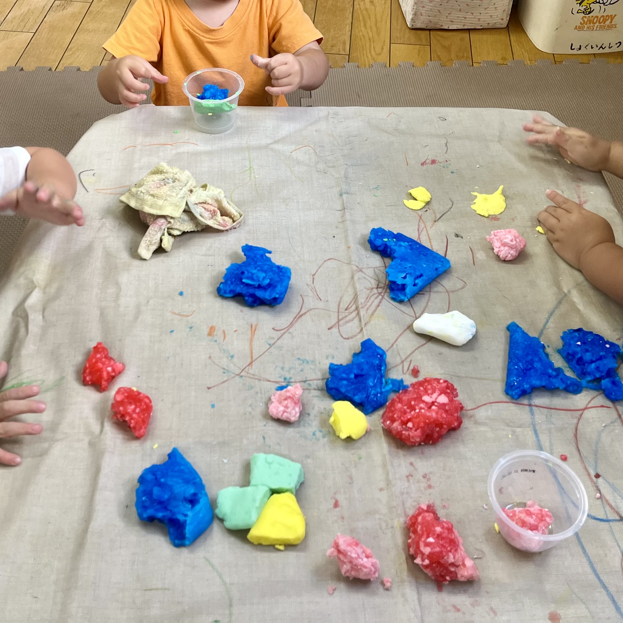 片栗粉スライムで遊びましたにじいろ保育園ブログ