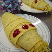 久しぶりにオムライス作ってみた🍳 リアル王蟲 オーム のオムライス その名も『 オームライス 』 作り方は難くはないからぜひ作ってみてね☝️色が気になる人は着色なくても雰囲気あるから チャレンジ✨ 🍳作り方 ①オムライスのご飯 パスタでもOKご飯を炒め塩胡椒